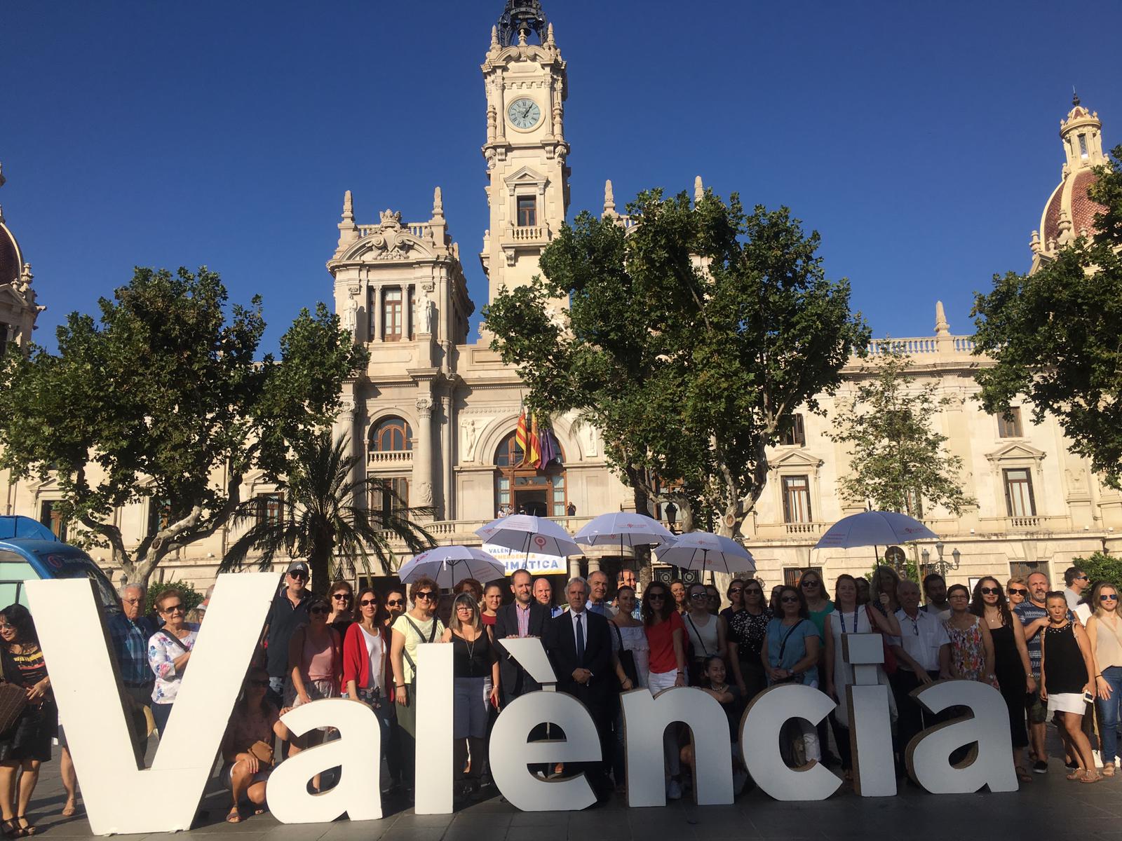 asistentes en plaza del ayuntamiento junto con el corporeo de Valencia