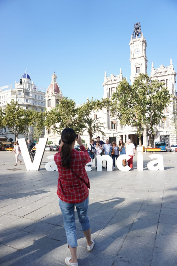 turista haciendo foto en la plaza del ayuntamiento