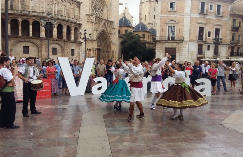 valencianas bailando en la plaza de la virgen