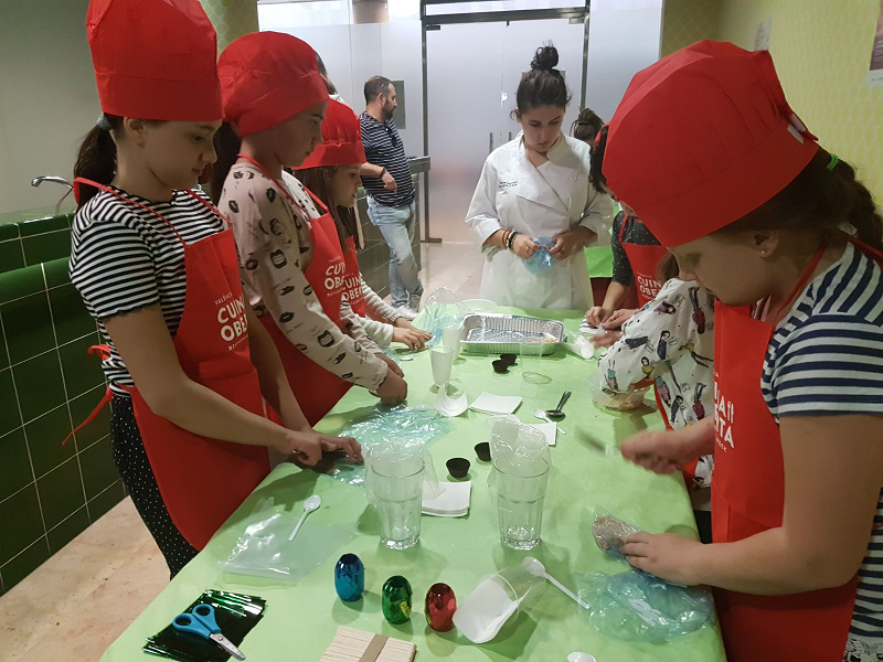 niños en un taller de gominolas