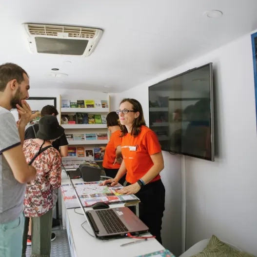 turistas en la oficina móvil