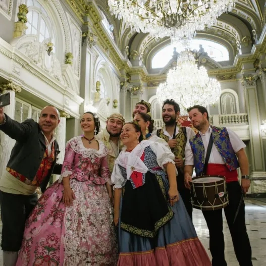 falleros y falleras haciendo selfie