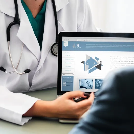 detalle médico durante una consulta a paciente