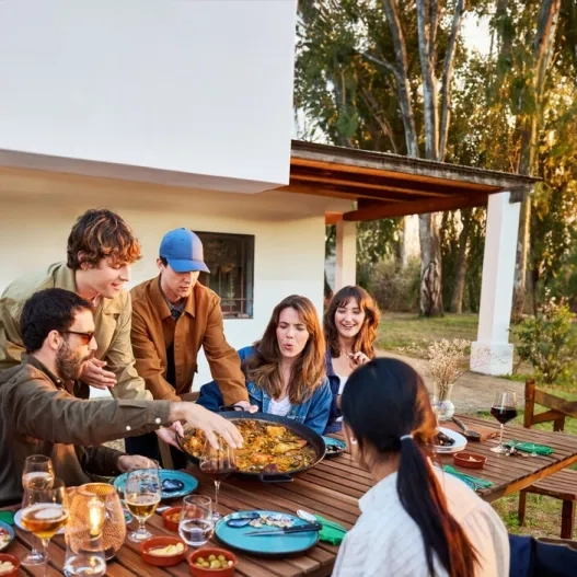 Amigos comiendo paella