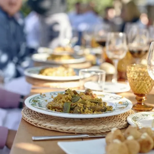 mesa con comida