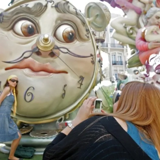 Monumento fallero con forma de reloj gigante