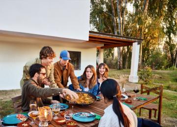 Amigos comiendo paella
