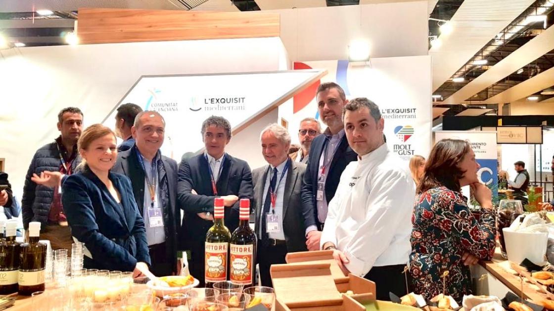 asistentes y mesa con almuerzo en Madrid fusion