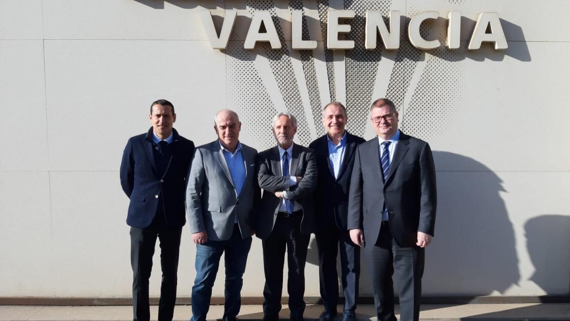 representantes del evento en la puerta de la fundacion