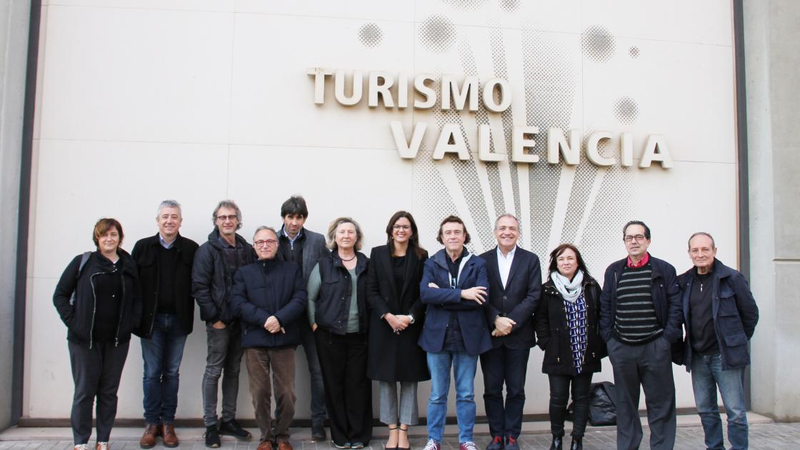 resunidos en el evento en la puerta de fundacion