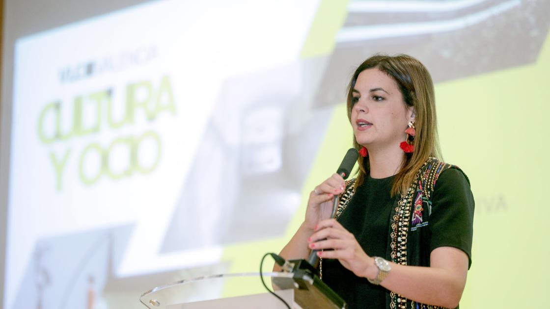sandra gomez durante la presentacion