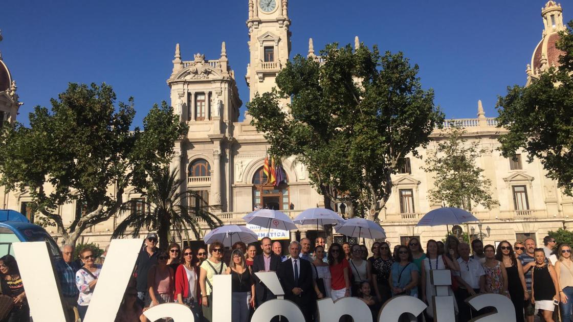 asistentes en plaza del ayuntamiento junto con el corporeo de Valencia