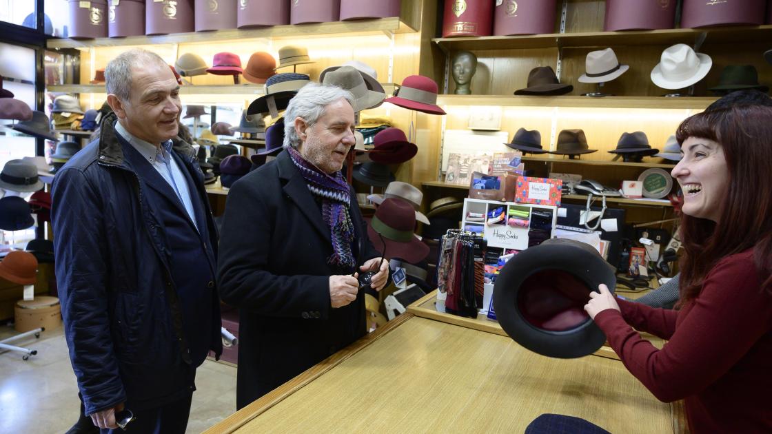 ruta del shopping, dentro del establecimiento de sombreros