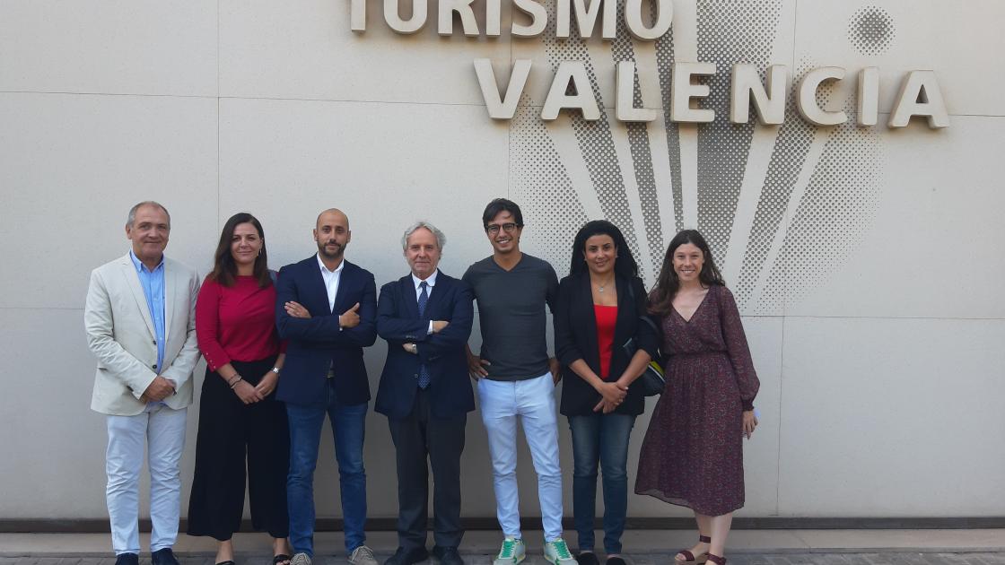 imagen de asistentes en la puerta de la fundacion