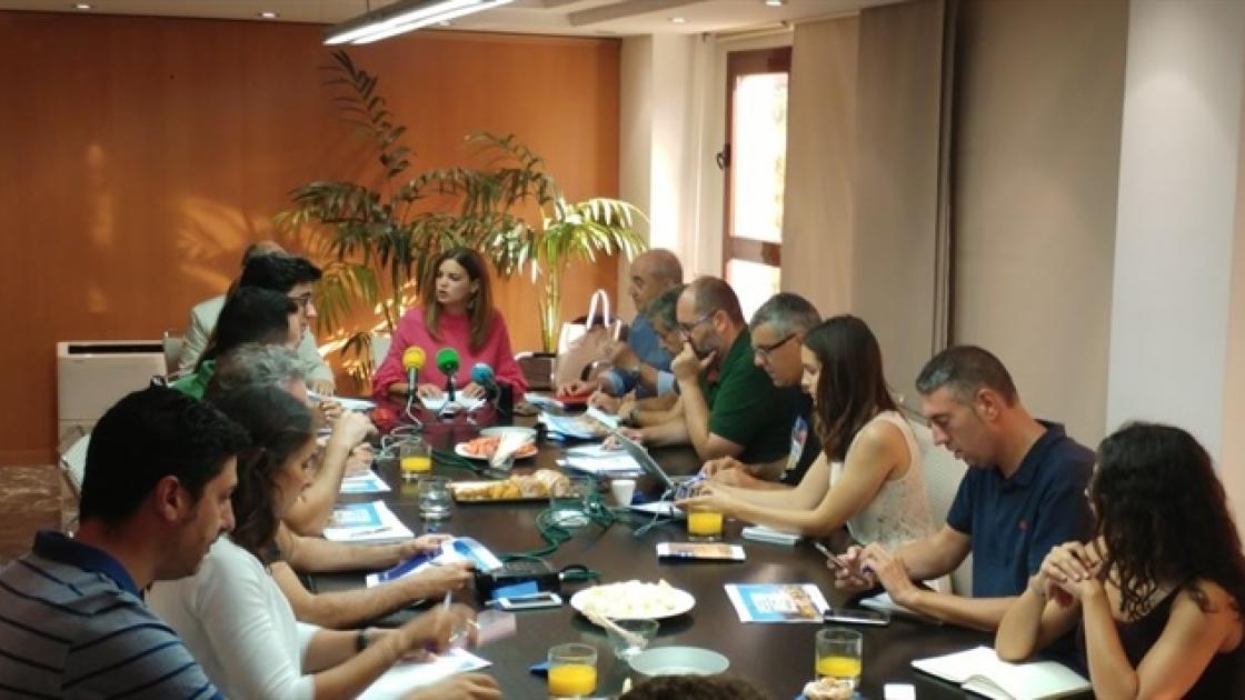 representantes del evento durante la presentacion