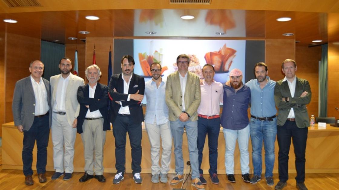 representantes del evento en photo call