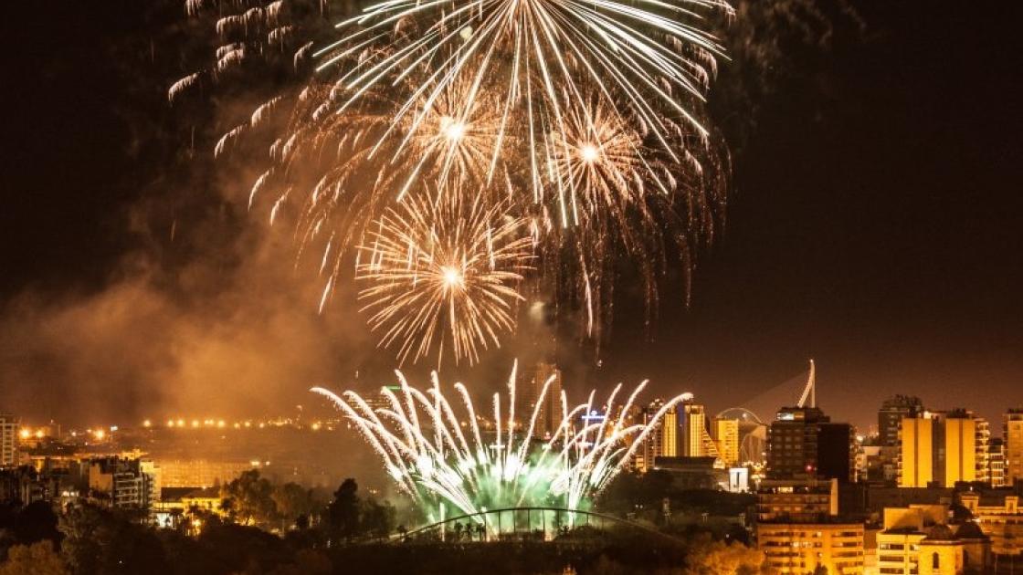 fuegos artificiales de fallas en el puente alameda