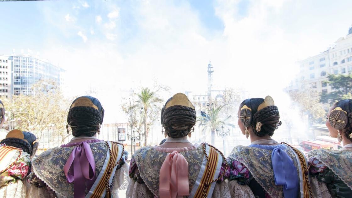 Falleras Balcón Ayuntamiento Mascletà