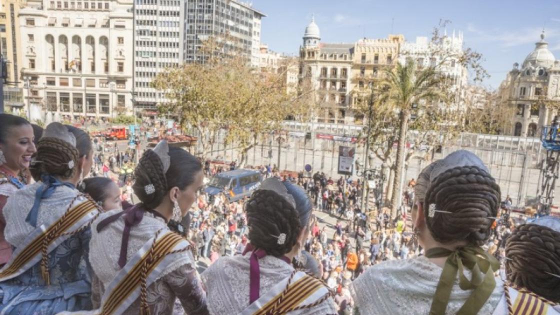 plaza ayuntamiento balcon falleras mayores mascletà