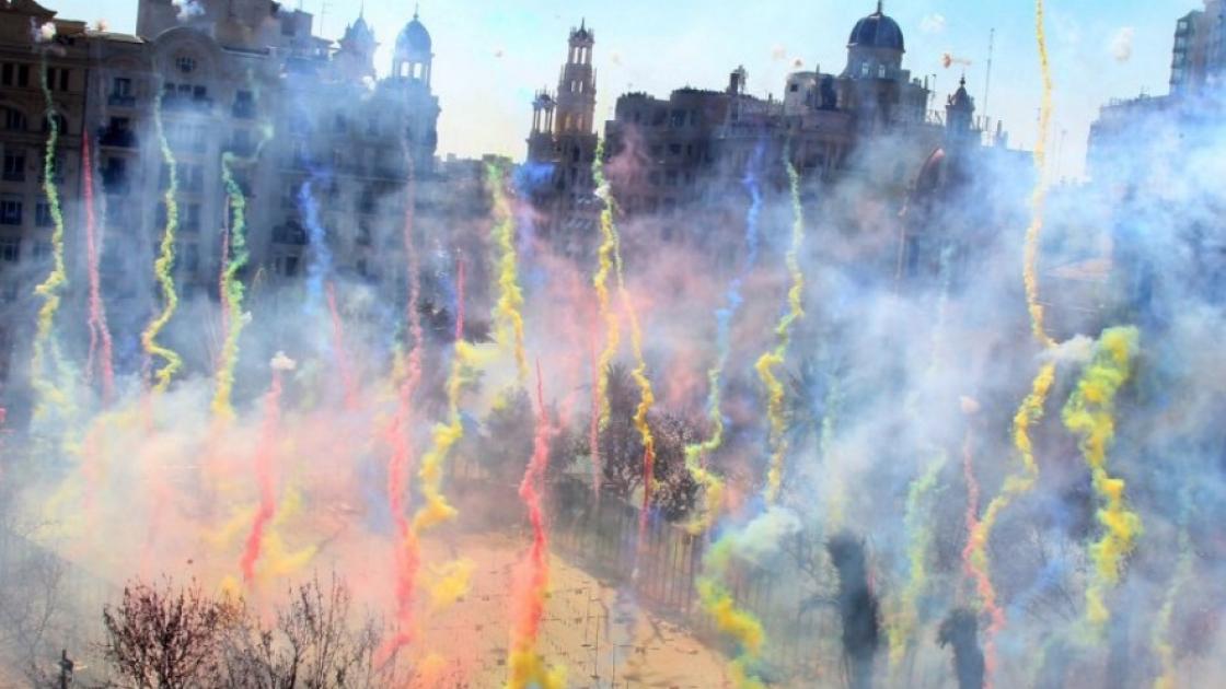 plaza ayuntamiento mascletà colores senyera