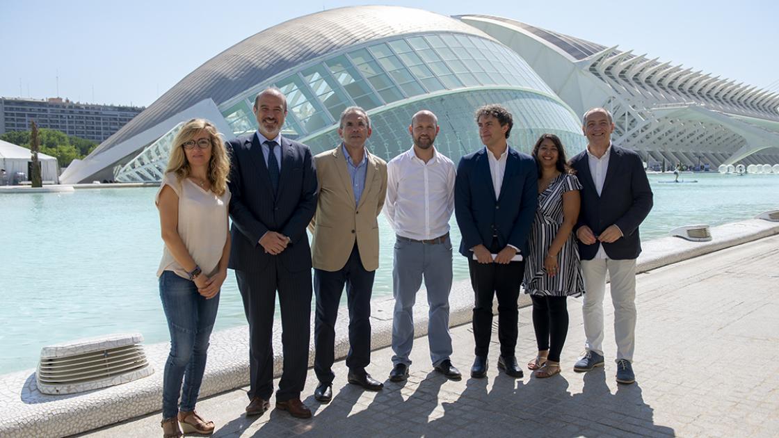 representantes del evento delante del Hemisferic