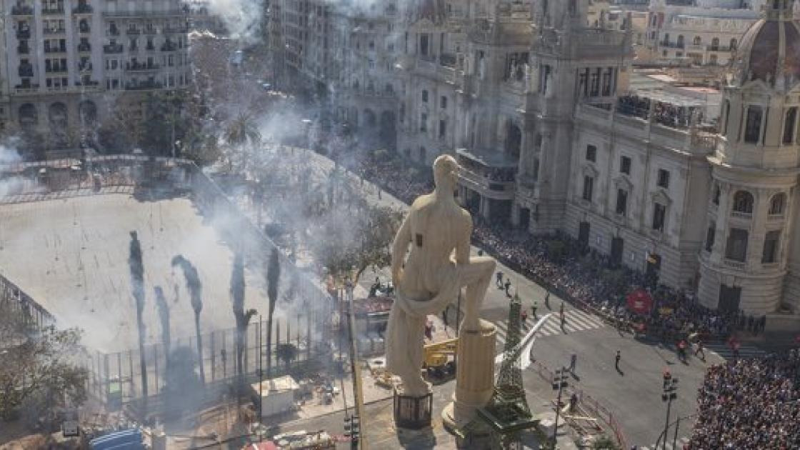 Mascletà plaza del ayuntamiento fallas