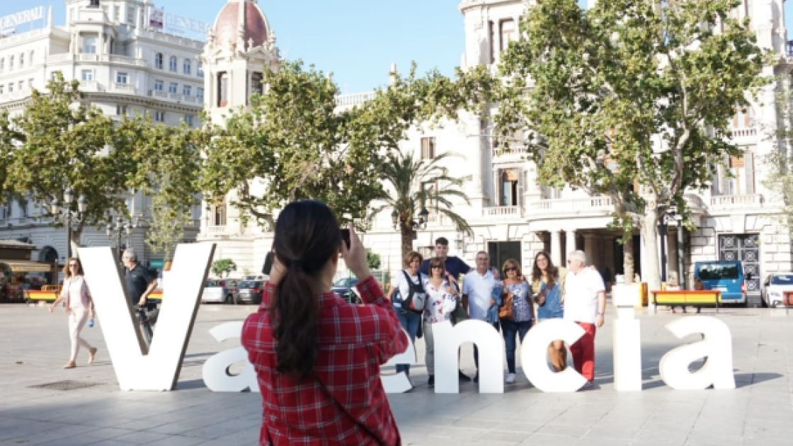 turista haciendo foto en la plaza del ayuntamiento