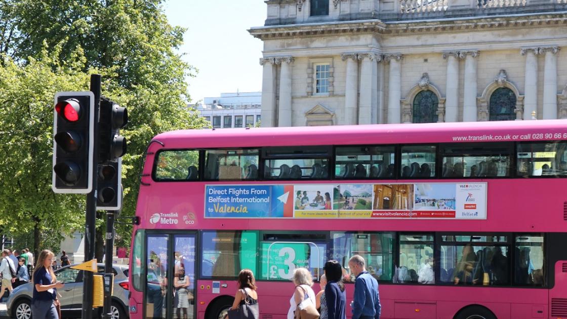 autobus en Belfast con publicidad de Valencia