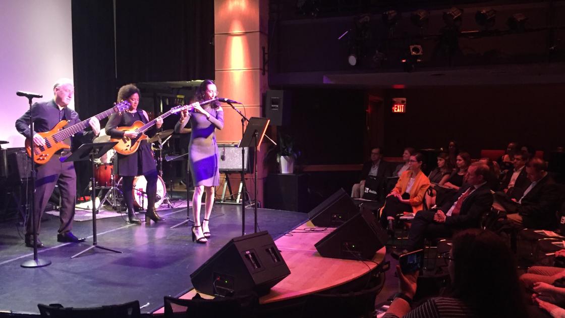 estudiantes de berklee durante la actuacion