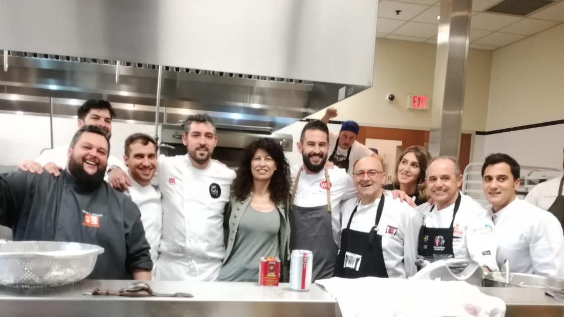 grupo de chefs y cocineros en cocina de un restaurante