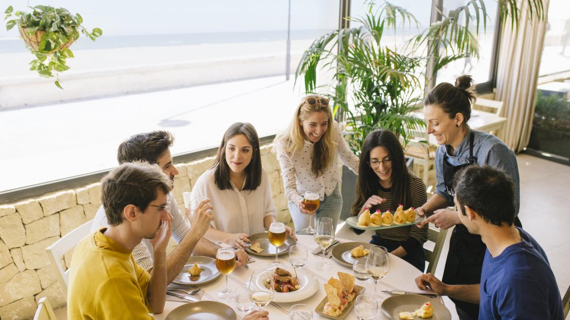 amigos disfrutando de una comida en restaurante