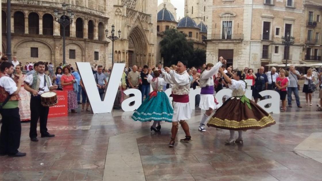 valencianas bailando en la plaza de la virgen