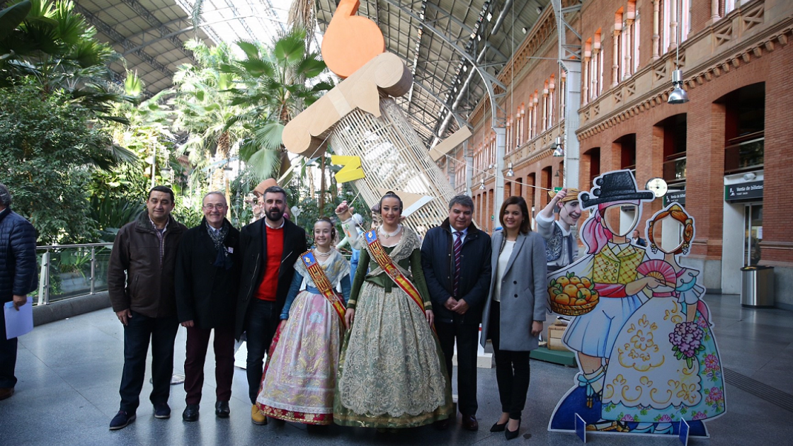 falleras en la estacion de atocha de madrid