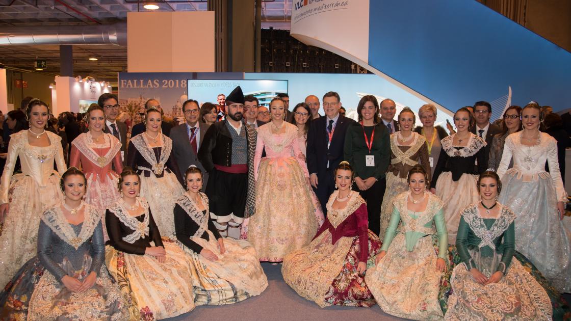 falleras y corte vestidas con el traje en Fitur
