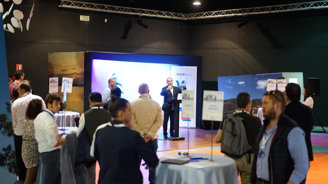 imagen de participantes en el aperitivo del evento