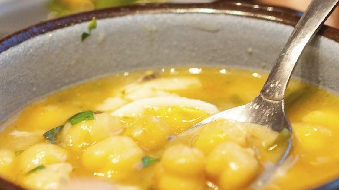 imagen de plato con garbanzos, receta típica