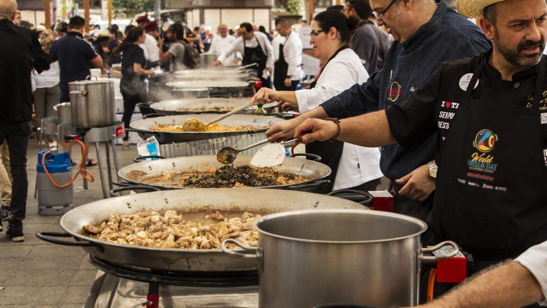 imagen con todas las paellas participantes en el evento
