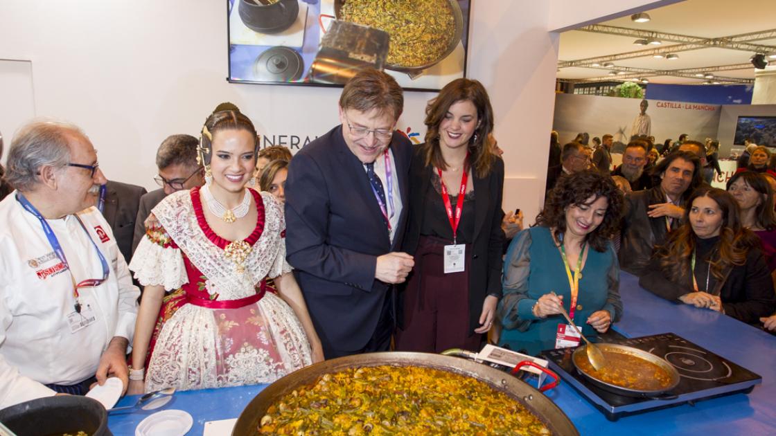 fallera con paella en evento Fitur