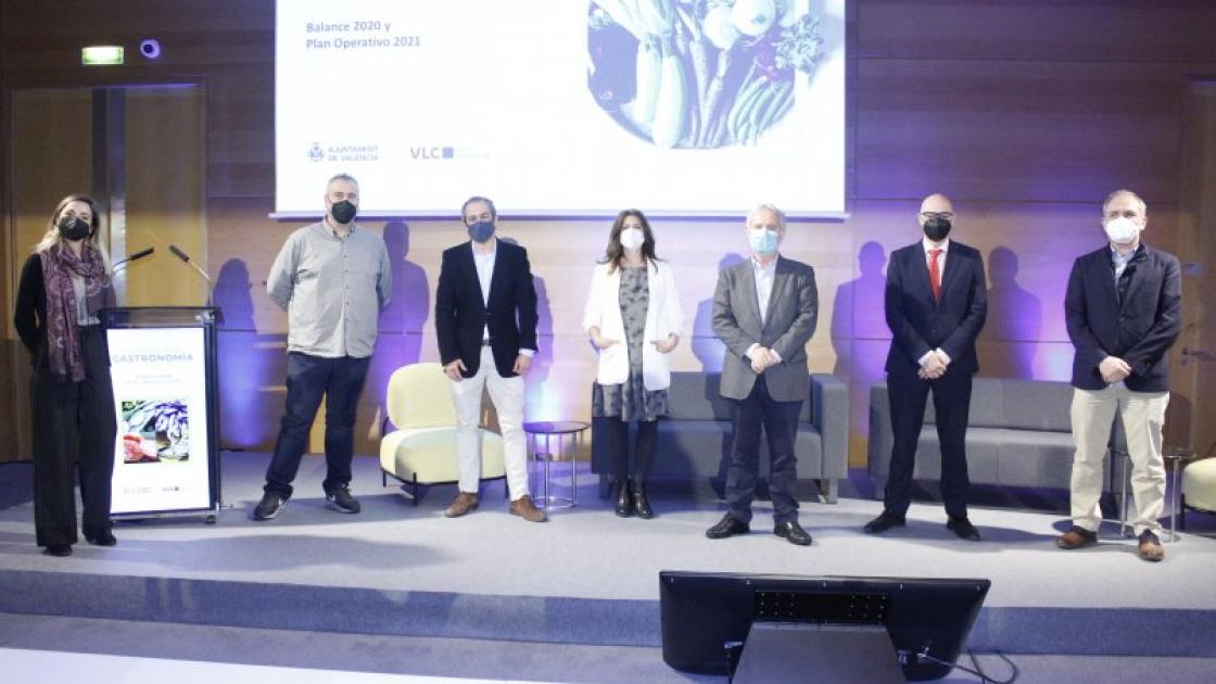 miembros del comité durante la presentación