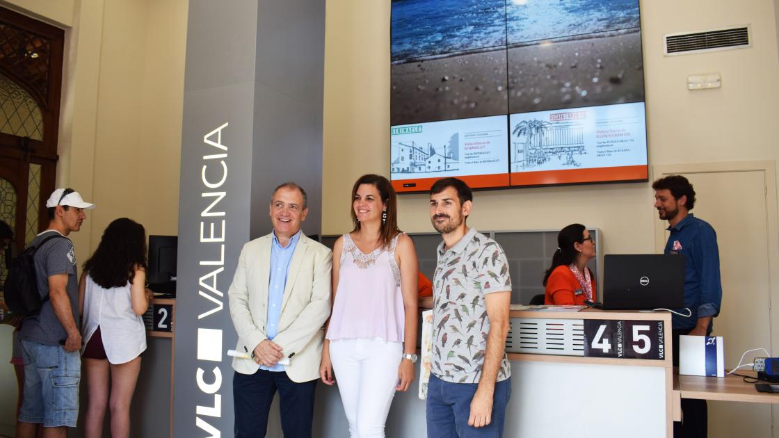 representantes dentro de la oficina turismo de ayuntamiento