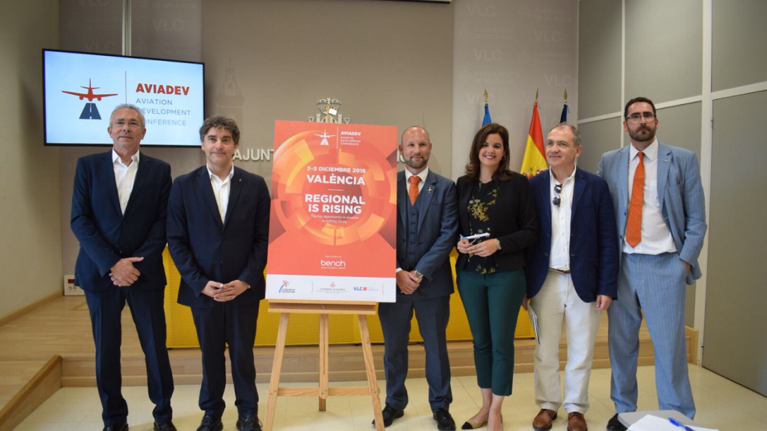 representantes con la carteleria del evento aviadev