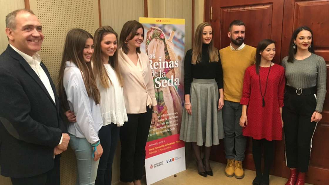 rueda de prensa del evento con participantes y falleras
