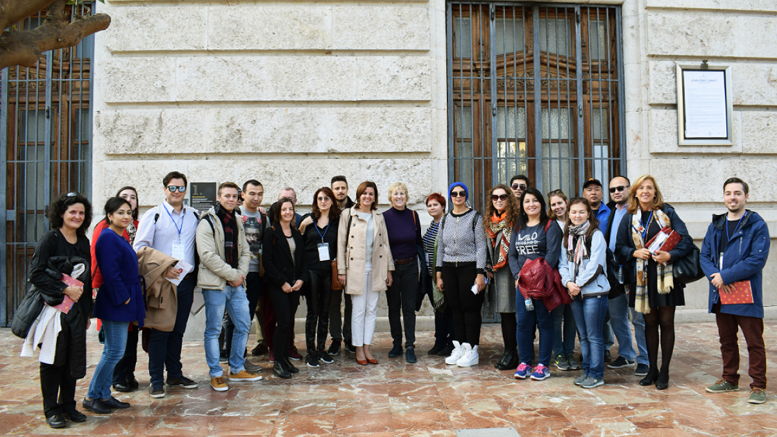 grupo de estudiantes del curso en la puerta del ayuntamiento