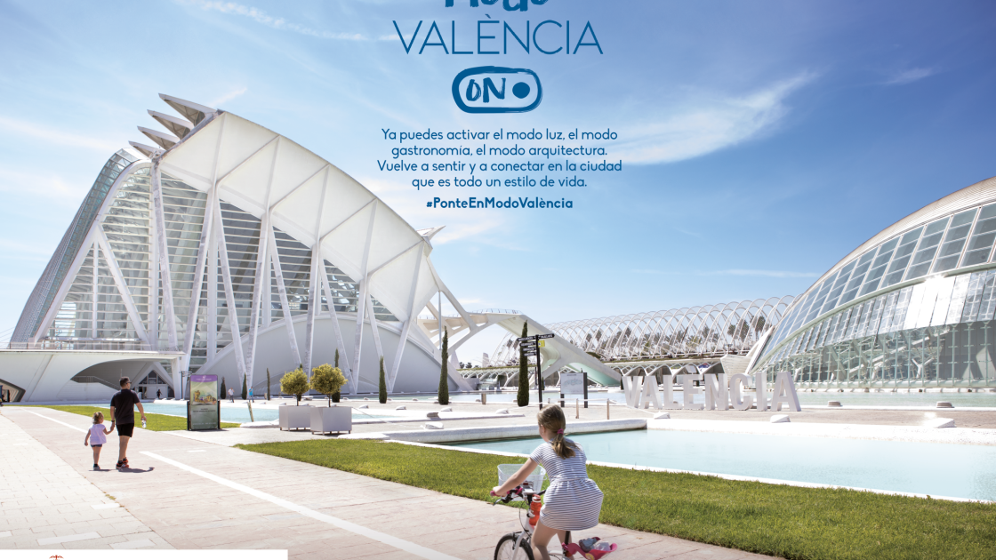 niña en bicicleta por el museo ciencias