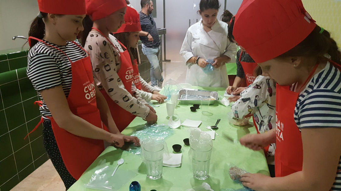niños en un taller de gominolas