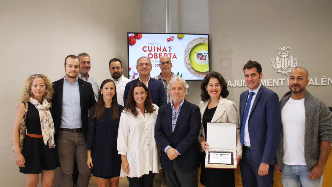 participantes del concurso en la entrega del premio