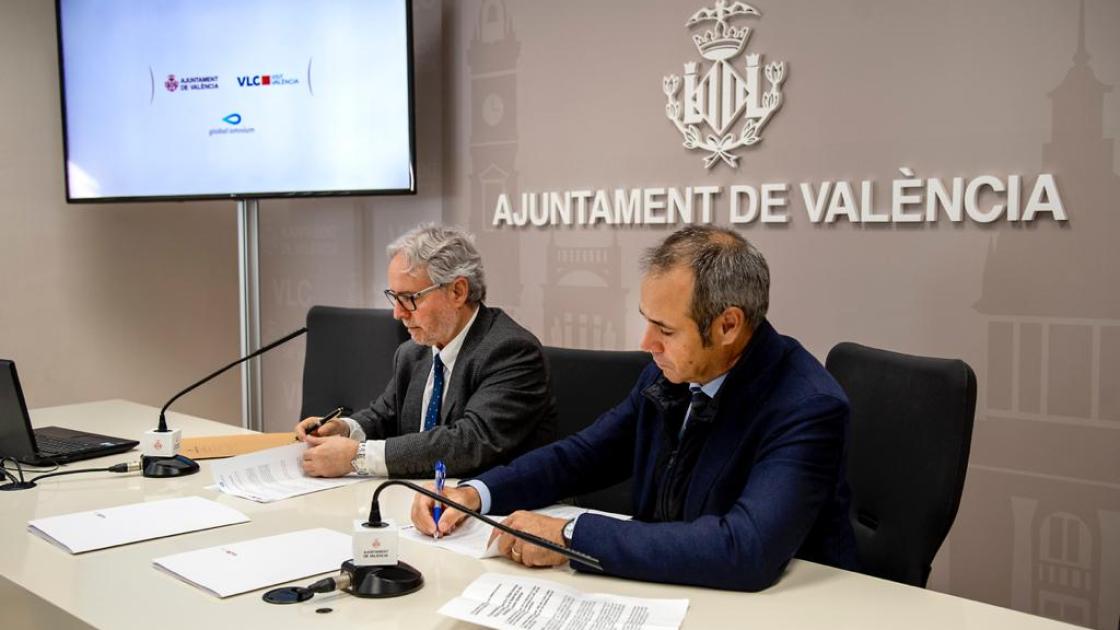 rueda de prensa del evento con participantes durante la charla