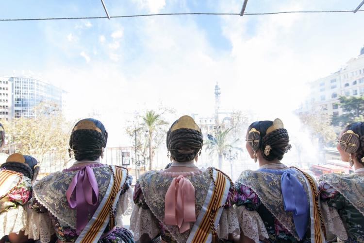 Falleras Balcón Ayuntamiento Mascletà